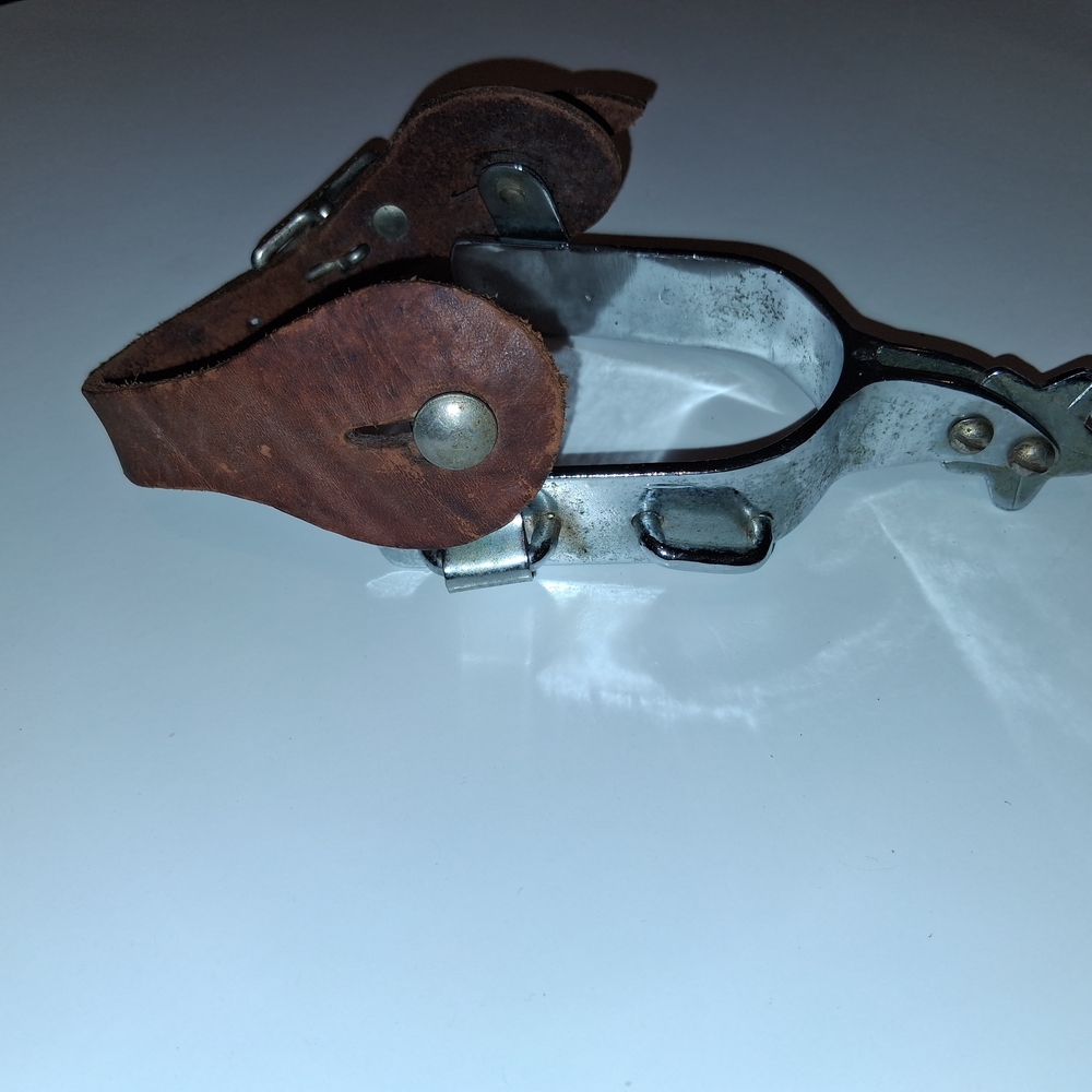 Vintage-Style Leather and Metal Spurs - Brown